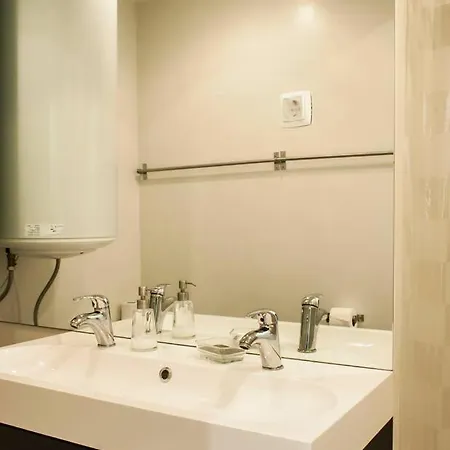 Spacious And Modern In The Center Of Chiado Διαμέρισμα *